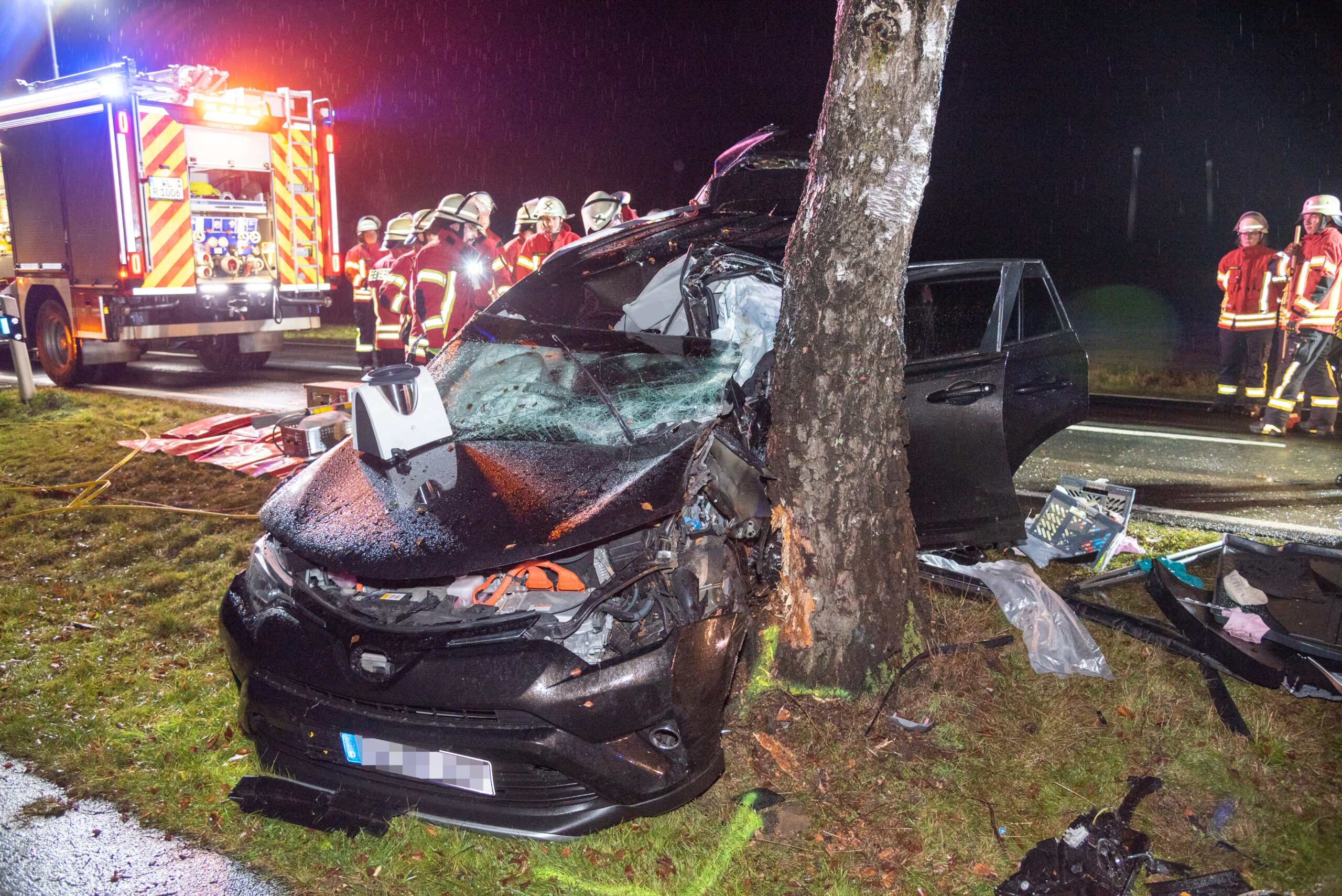 Schwer Unfall im Norden – Feuerwehr befreit Autofahrer aus Wrack