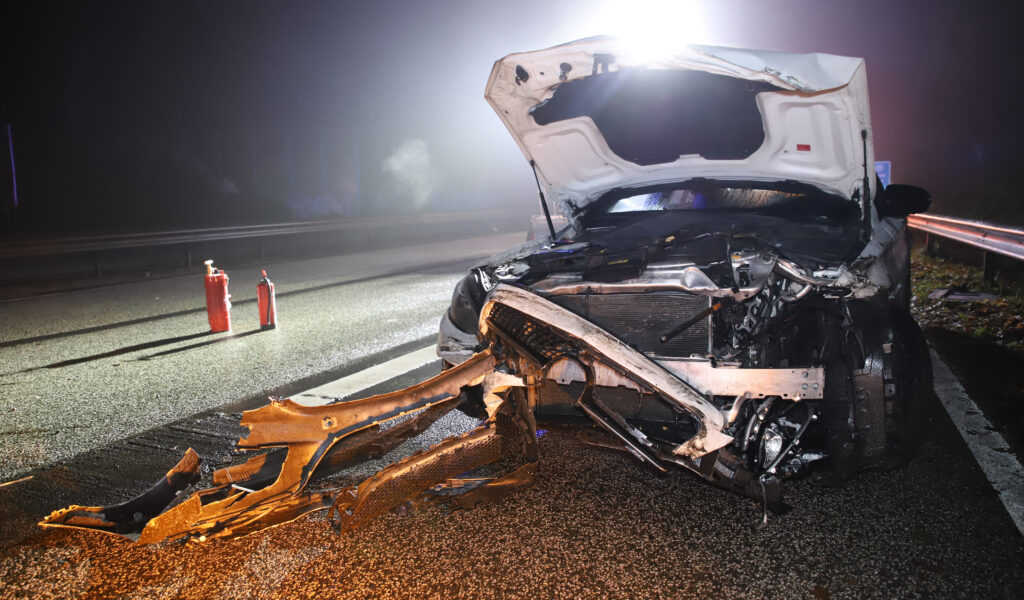 Ein 25-Jähriger ist mit seinem Auto auf der A23 gegen mehrere Schutzplanken gekracht.