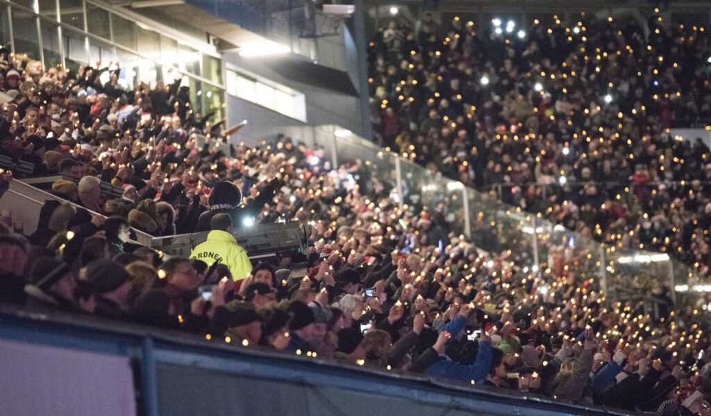 Rund 10 000 Menschen sind zum Weihnachtssingen ins Ostseestadion gekommen.