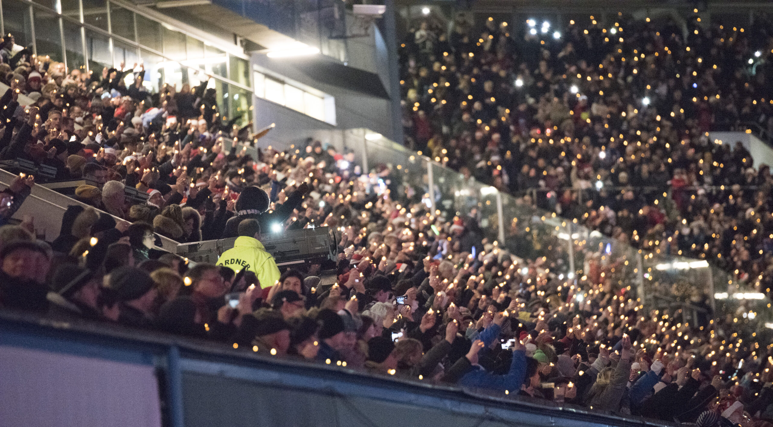 Rund 10 000 Menschen sind zum Weihnachtssingen ins Ostseestadion gekommen.