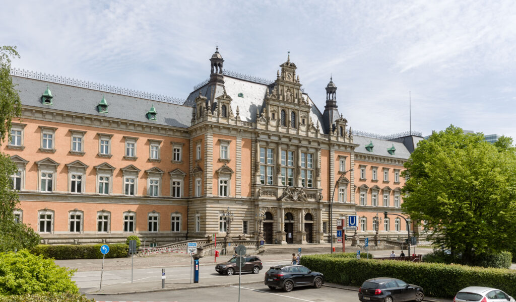 Blick auf das Strafjustizgebäude des Landgerichts Hamburg am Sievekingplatz. (Archivbild)