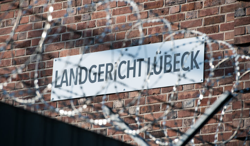 Stacheldraht sichert das Landgericht Lübeck.