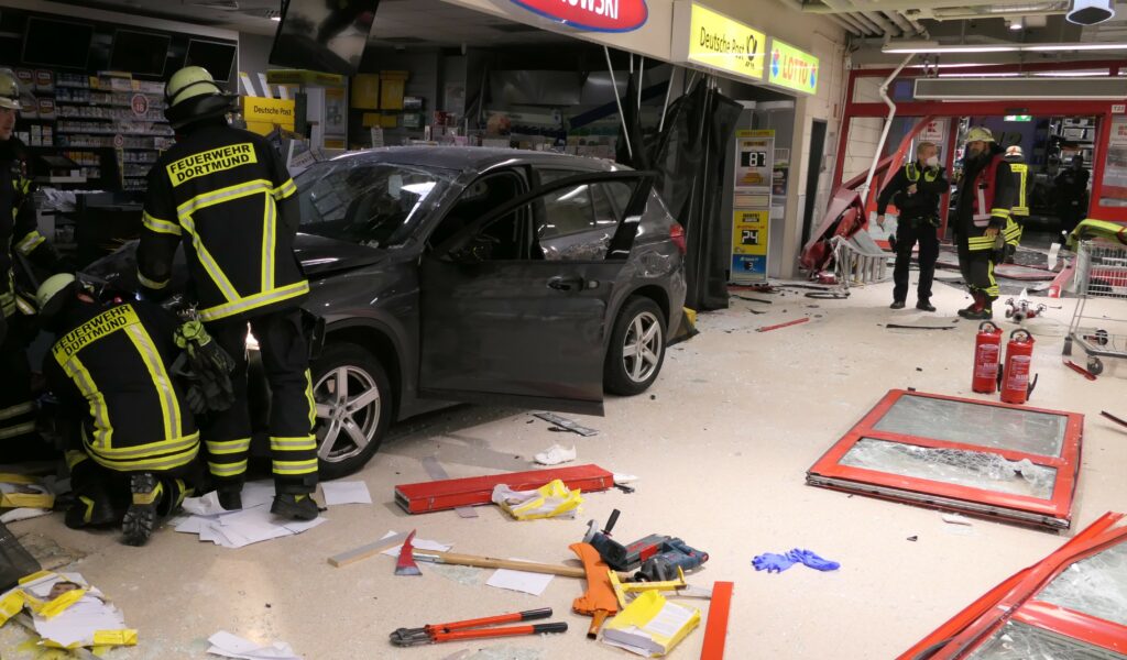 Unfall in Dortmund: Der PKW kam im Bereich der Ladenlokale im Eingangsbereich zum Stehen.