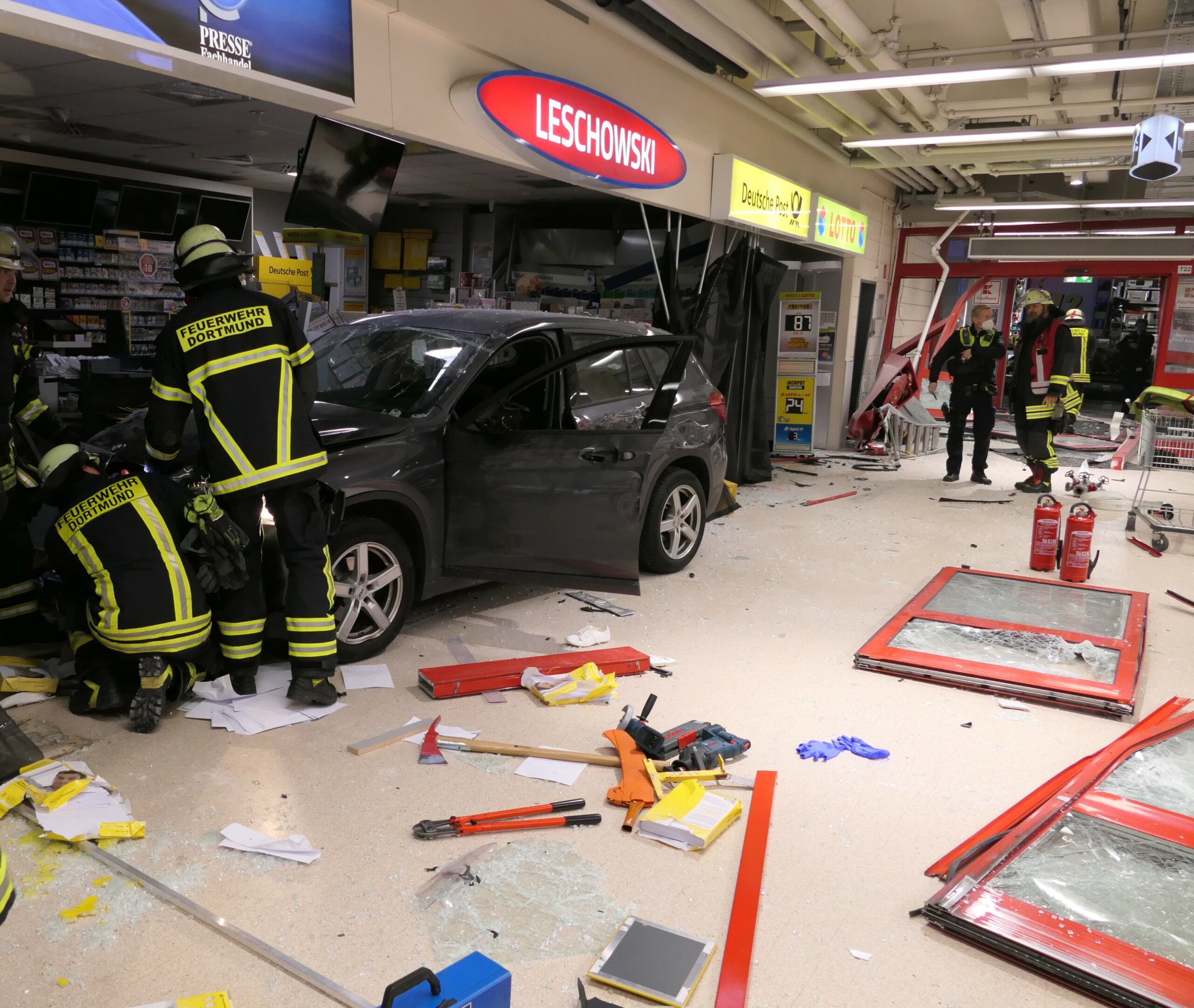 Unfall in Dortmund: Der PKW kam im Bereich der Ladenlokale im Eingangsbereich zum Stehen.