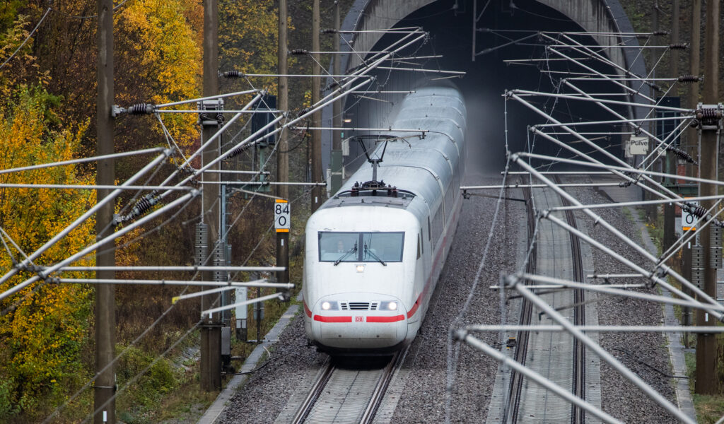 Ein ICE fährt auf der Schnellfahrstrecke Stuttgart - Mannheim nahe der Enztalbrücke aus einem Tunnel heraus.