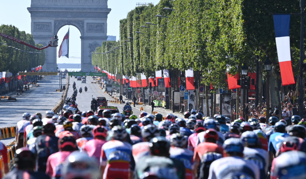 Radfahrer bei Tour de France vor dem Arc de Triomphe