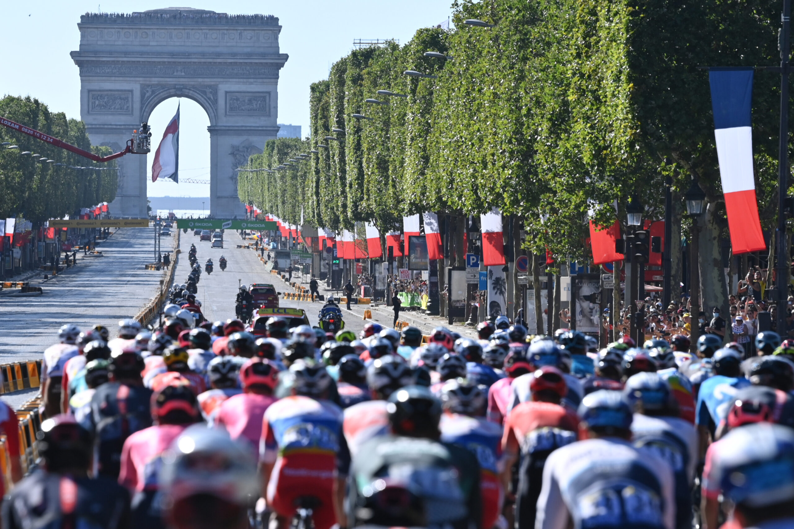 Radfahrer bei Tour de France vor dem Arc de Triomphe