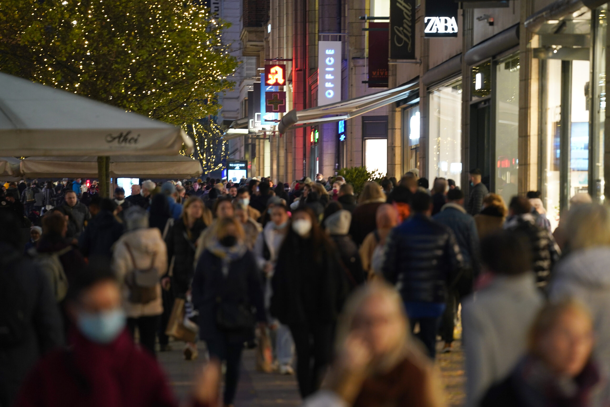 Passanten gehen in der Spitalerstraße in der Hamburger Innenstadt einkaufen.