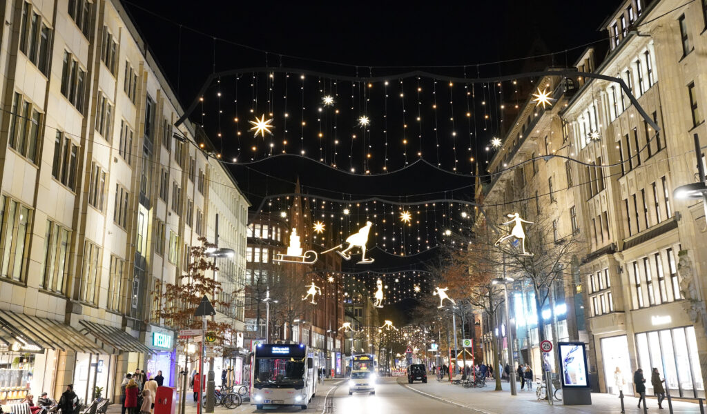 Die weihnachtlich beleuchtete Mönckebergstraße