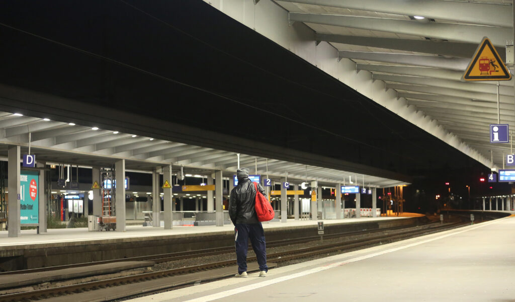 Ein Mann steht auf einem Gleis am Essener Hauptbahnhof