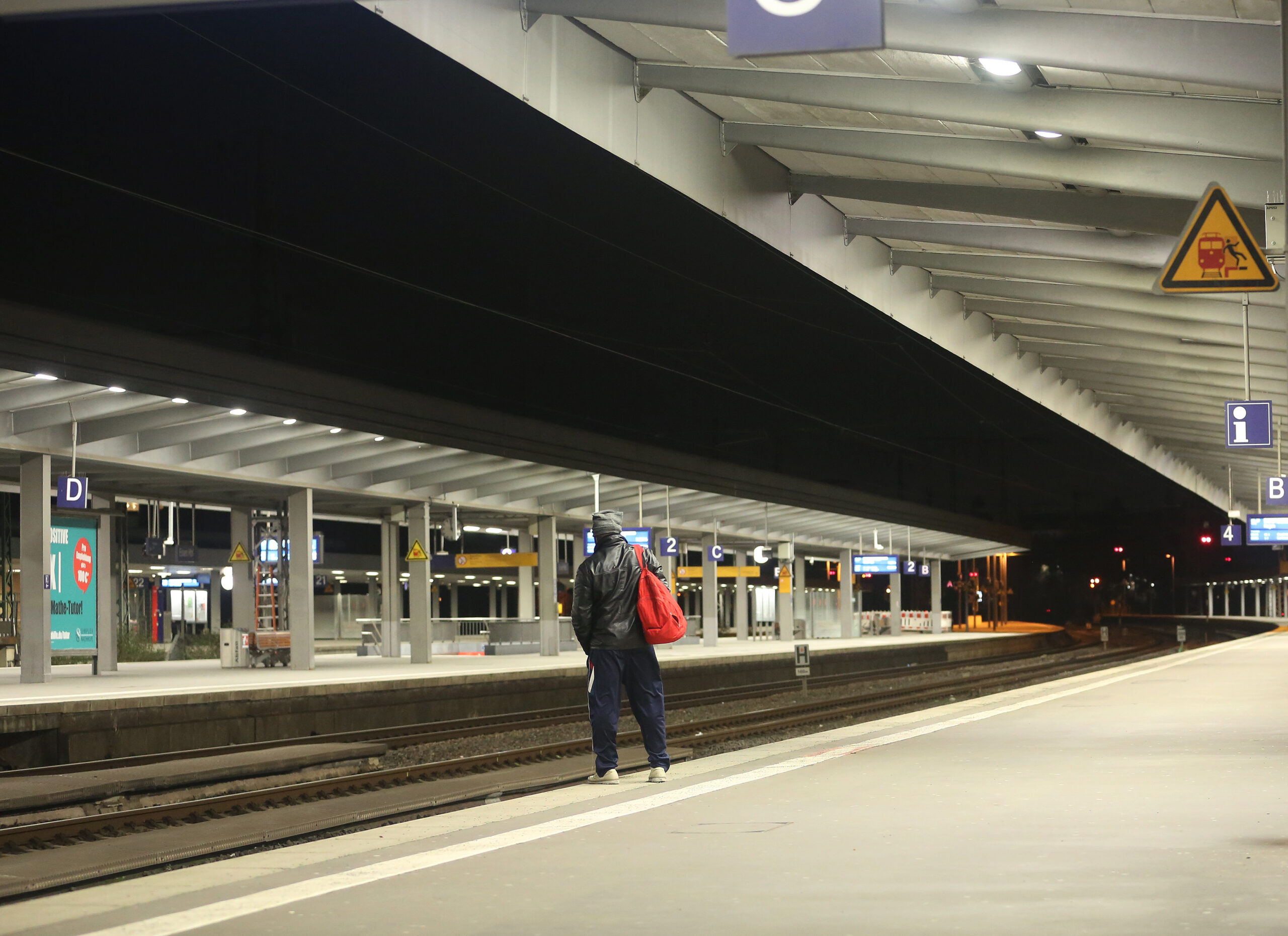 Ein Mann steht auf einem Gleis am Essener Hauptbahnhof