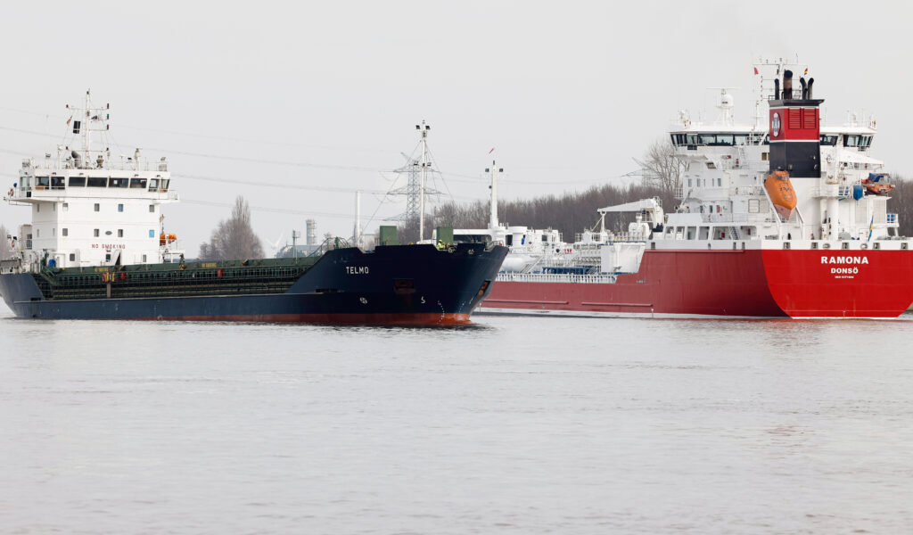 Zwei Schiffe auf dem Nord-Ostsee-Kanal