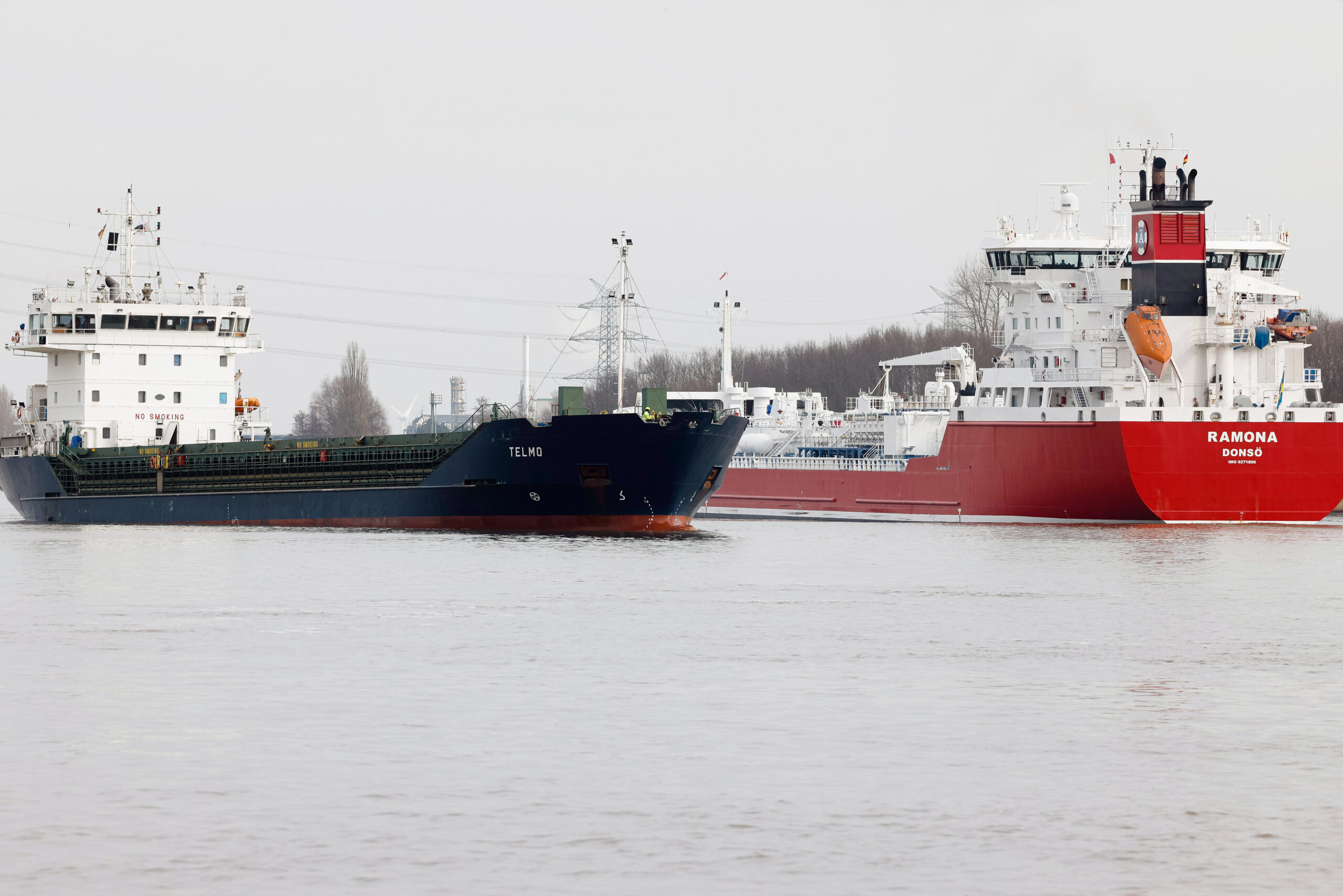 Zwei Schiffe auf dem Nord-Ostsee-Kanal