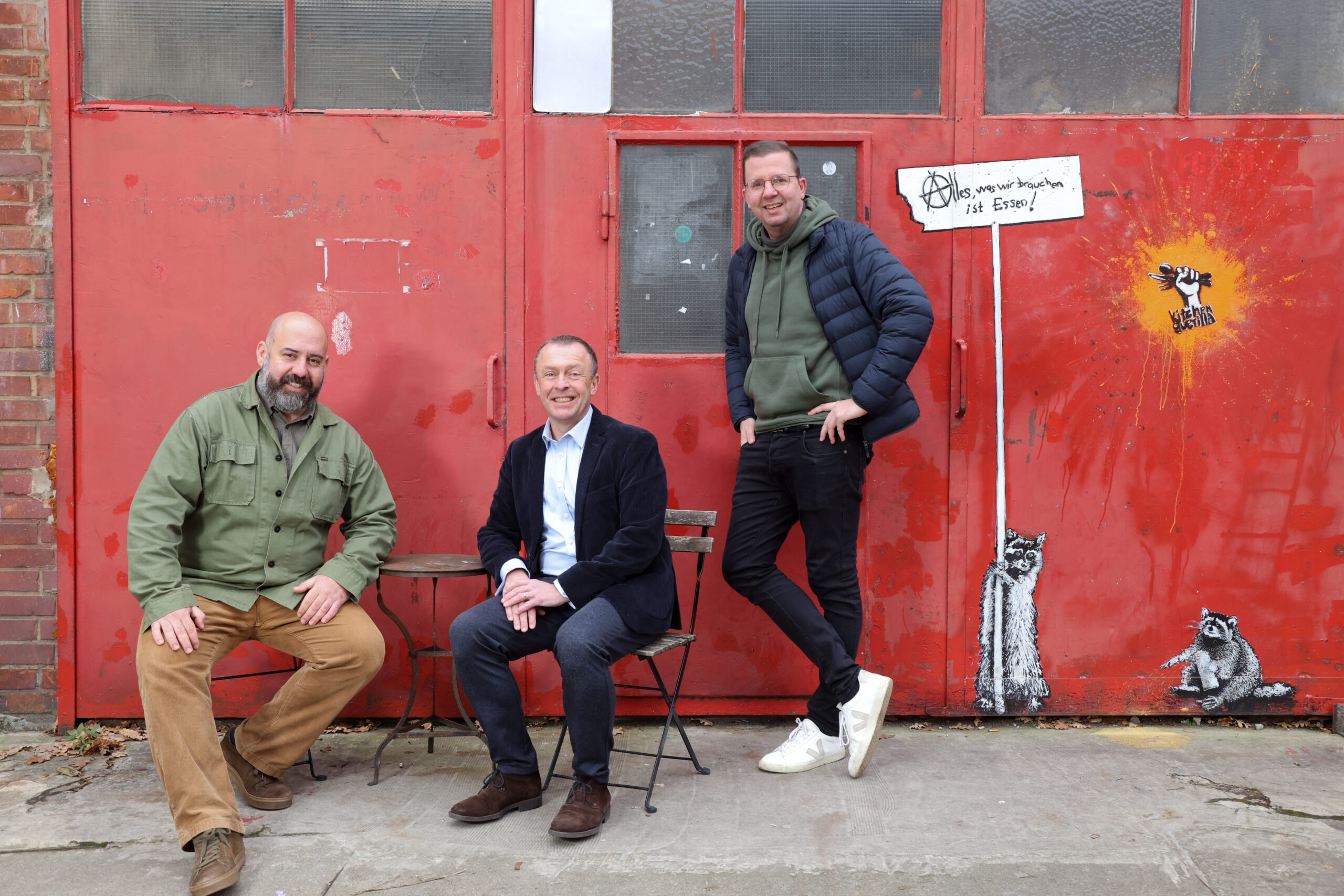 Geschäftsführer Koral Elci (v.l.), Matthias Tscheu vom Vermieter Ditting und Vermittler Matthias Onken suchen eine neue Flächen für „Kitchen Guerilla”.