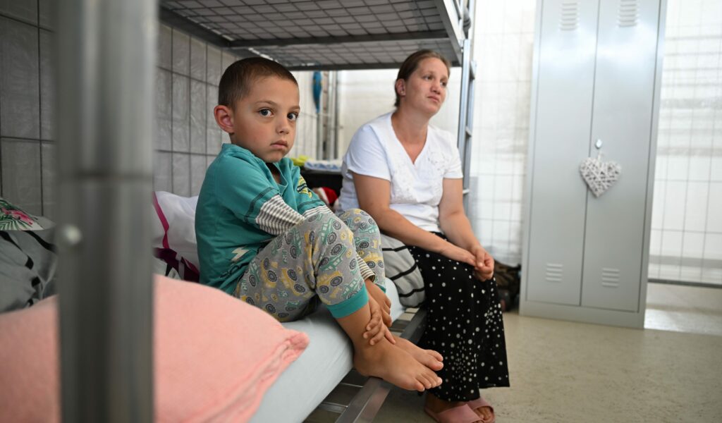 Eine ukrainische Mutter und ihr Sohn in einer Notunterkunft