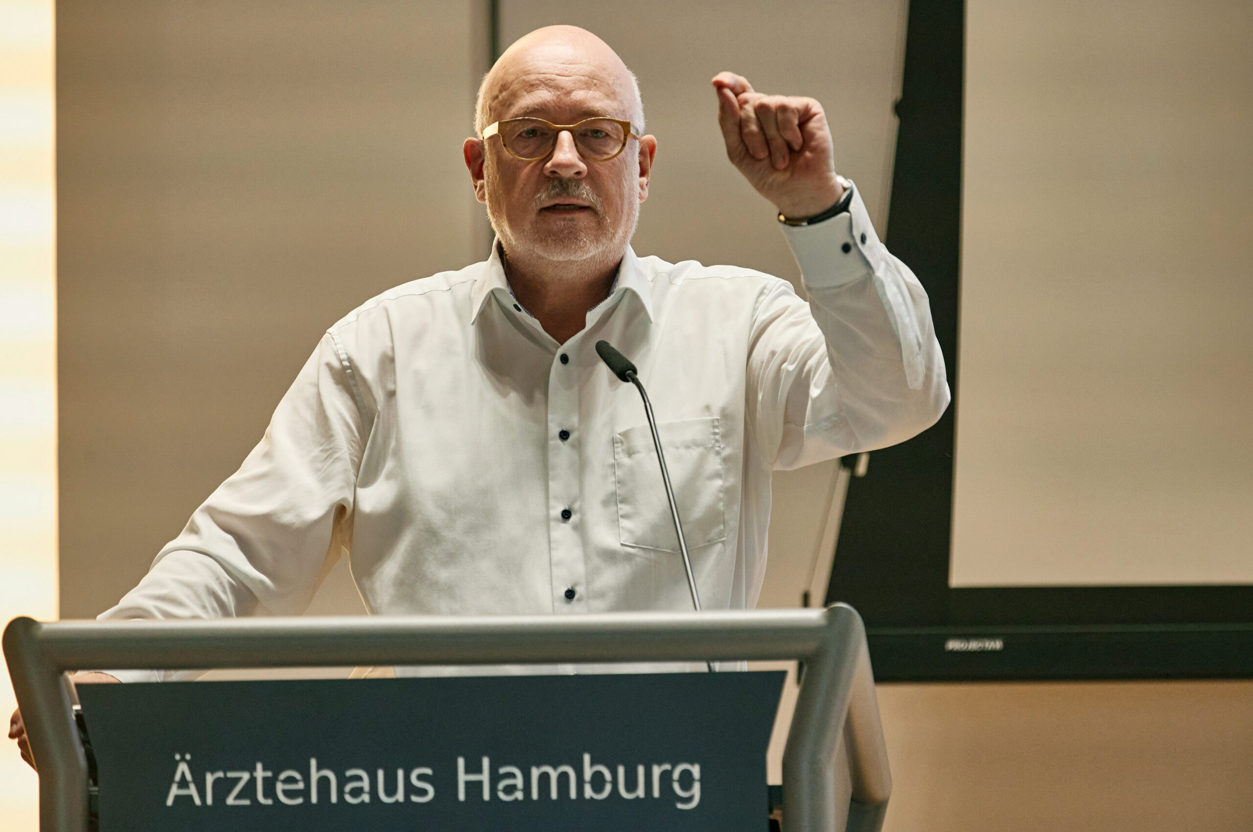 Dr. Dirk Heinrich von der Kassenärztlichen Vereinigung weist die Vorwürfe der Klinikärzte entschieden zurück (Archivfoto).