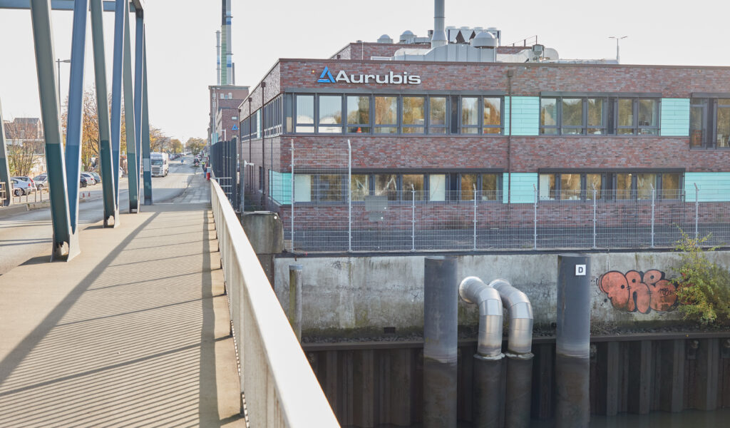 Blick auf das Logo und den Schriftzug „Aurubis“ am Firmengebäude auf der Veddel.