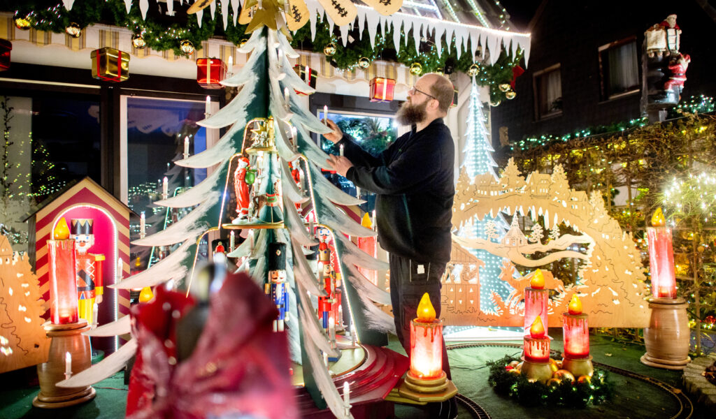 Sven Borchart schmückt seinen Garten mit leuchtender Weihnachtsdekoration.