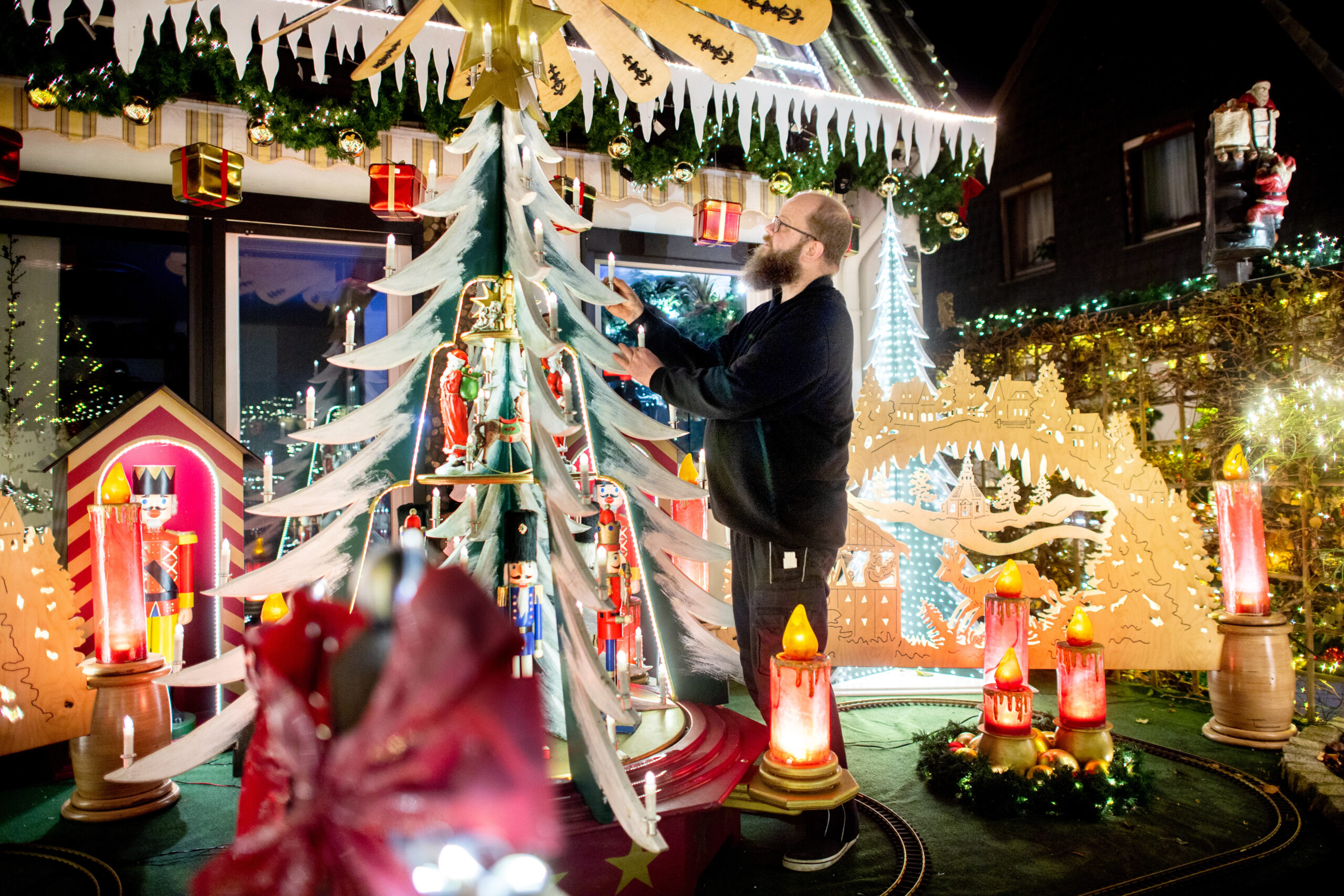 Sven Borchart schmückt seinen Garten mit leuchtender Weihnachtsdekoration.