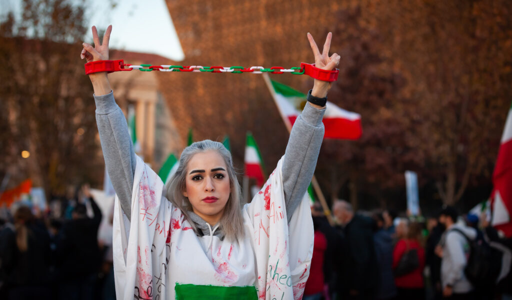 Eine Frau in Washington bei einer Solidaritäts-Demo gegen das Regime in Teheran im November. Nach Monatelangem Protest wurde die Sittenpolizei aufgelöst.