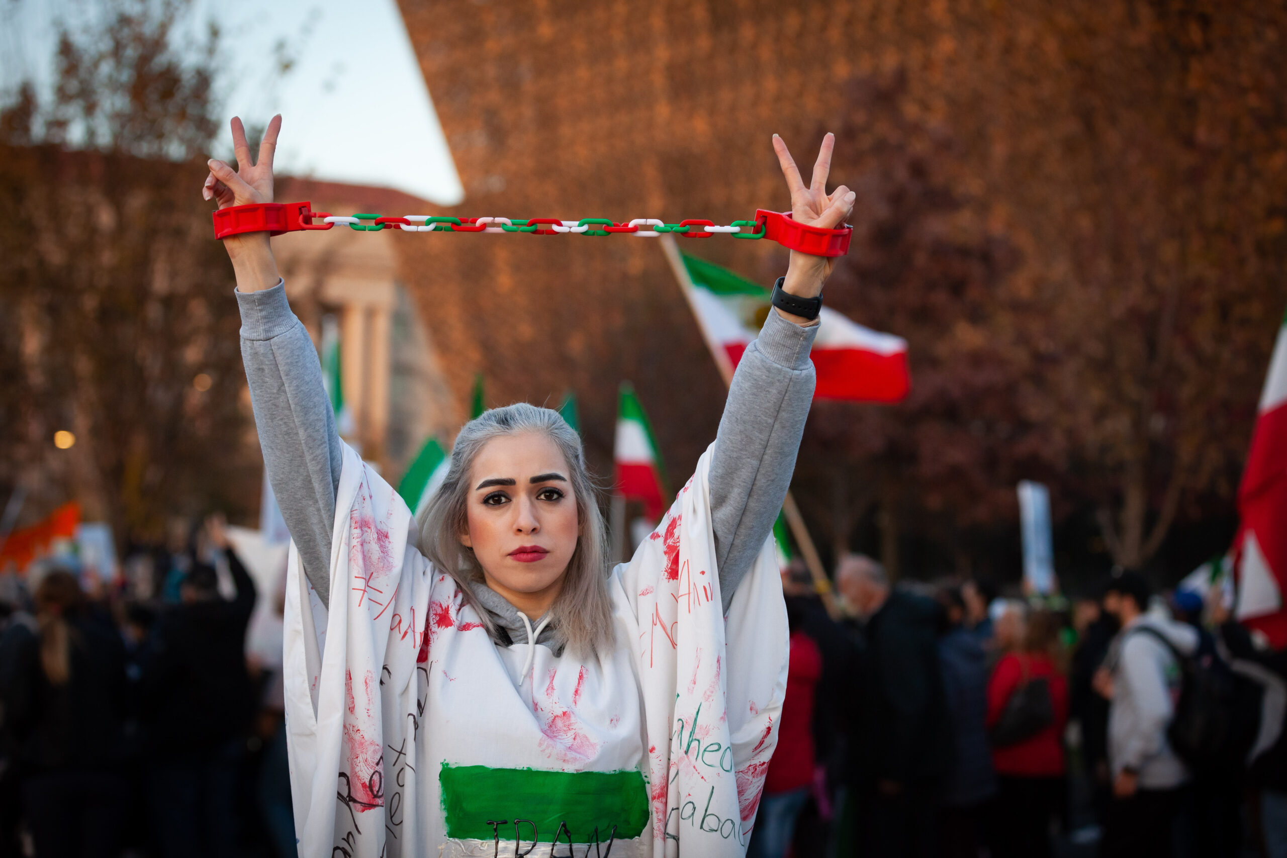 Eine Frau in Washington bei einer Solidaritäts-Demo gegen das Regime in Teheran im November. Nach Monatelangem Protest wurde die Sittenpolizei aufgelöst.