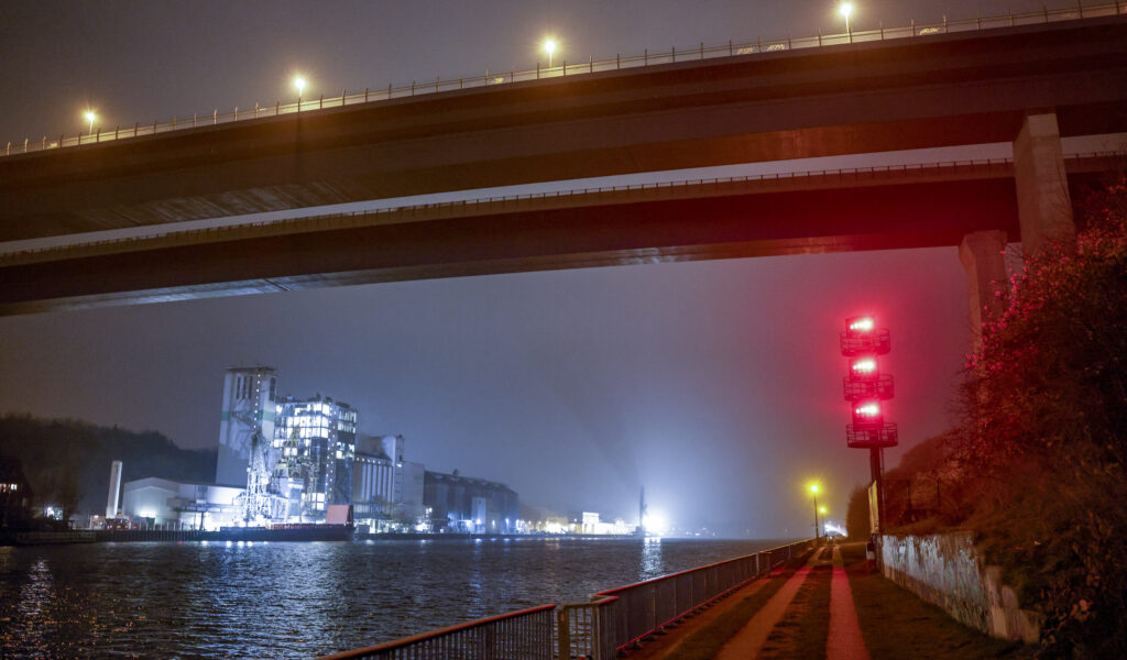 Eine Brücke über dem Nord-Ostsee-Kanal ist beleuchtet