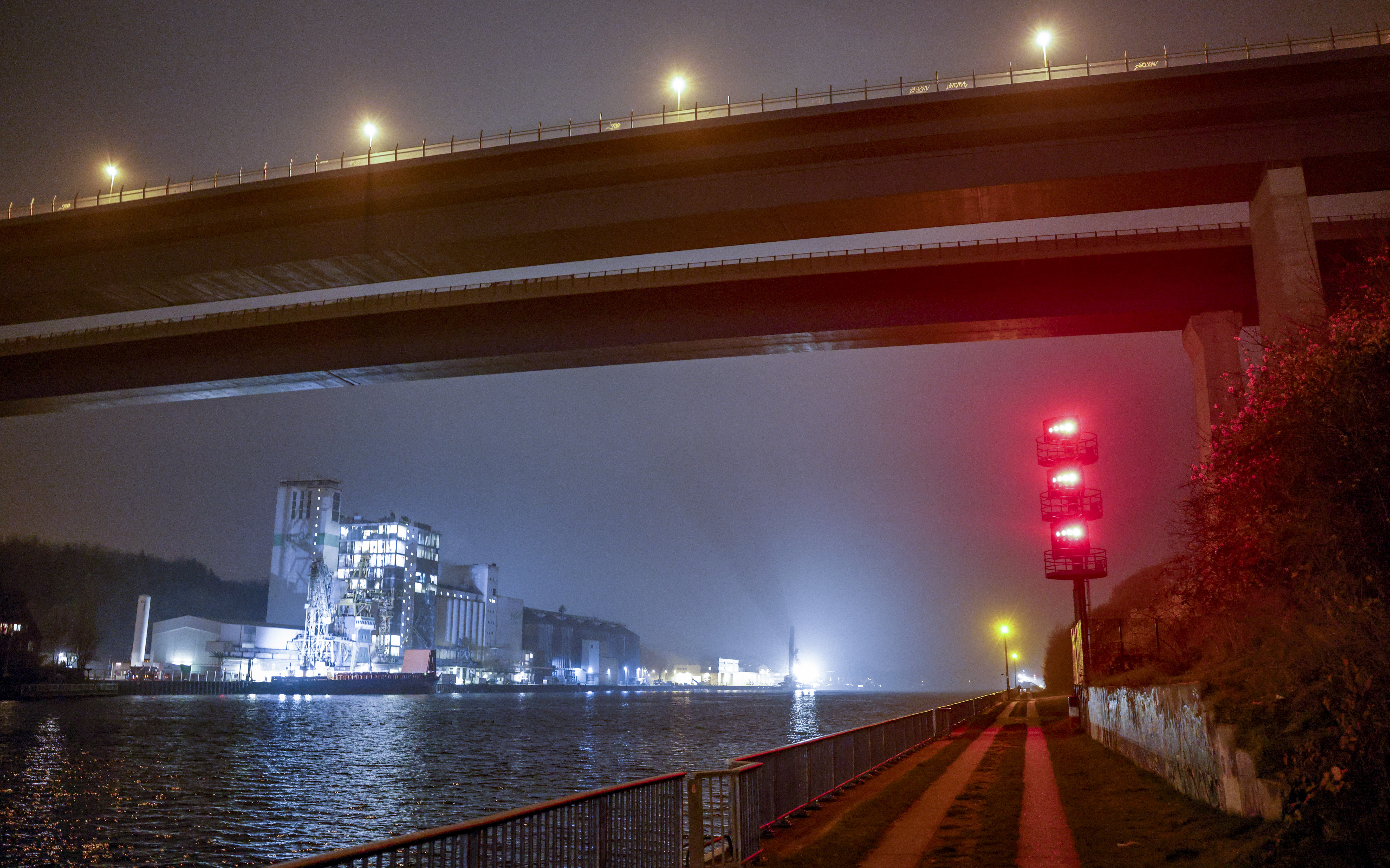 Eine Brücke über dem Nord-Ostsee-Kanal ist beleuchtet