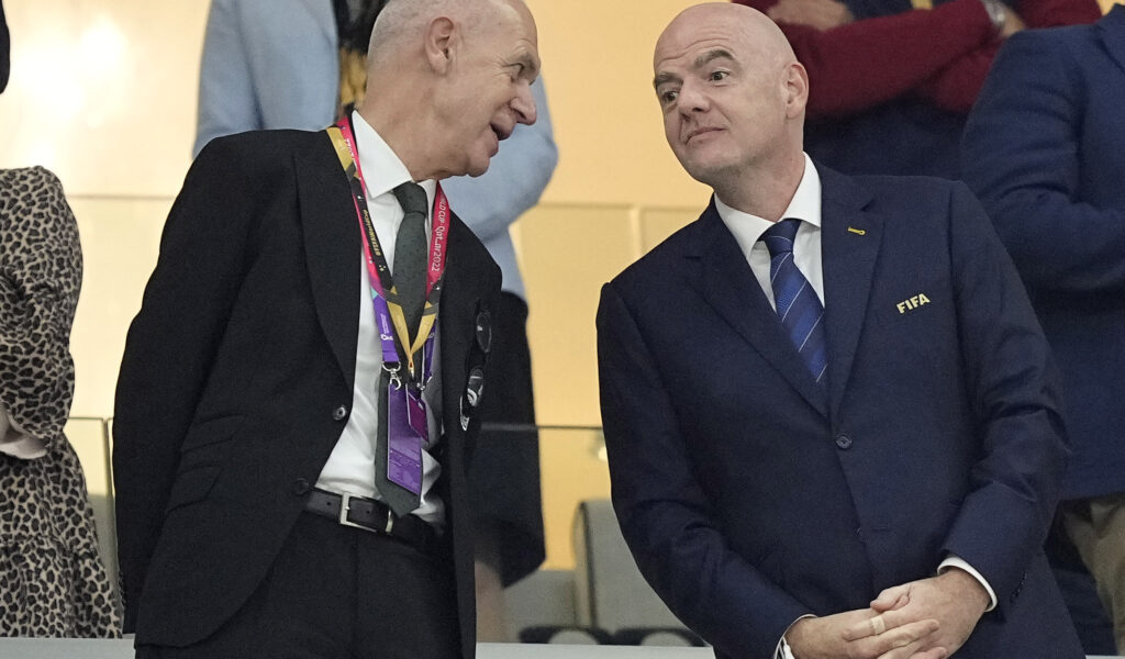 DFB-Präsident Bernd Neuendorf spricht bei der WM mit FIFA-Präsident Gianni Infantino.