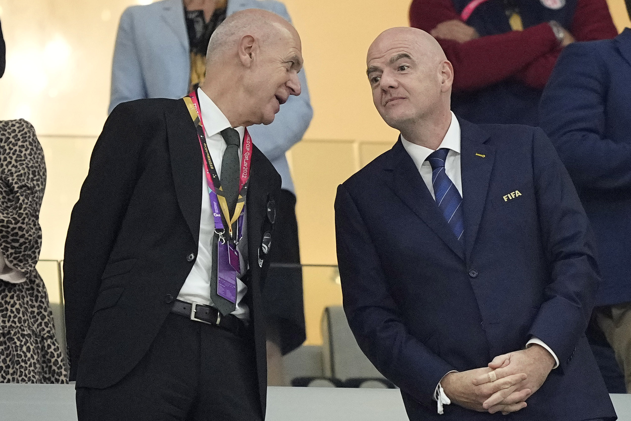 DFB-Präsident Bernd Neuendorf spricht bei der WM mit FIFA-Präsident Gianni Infantino.