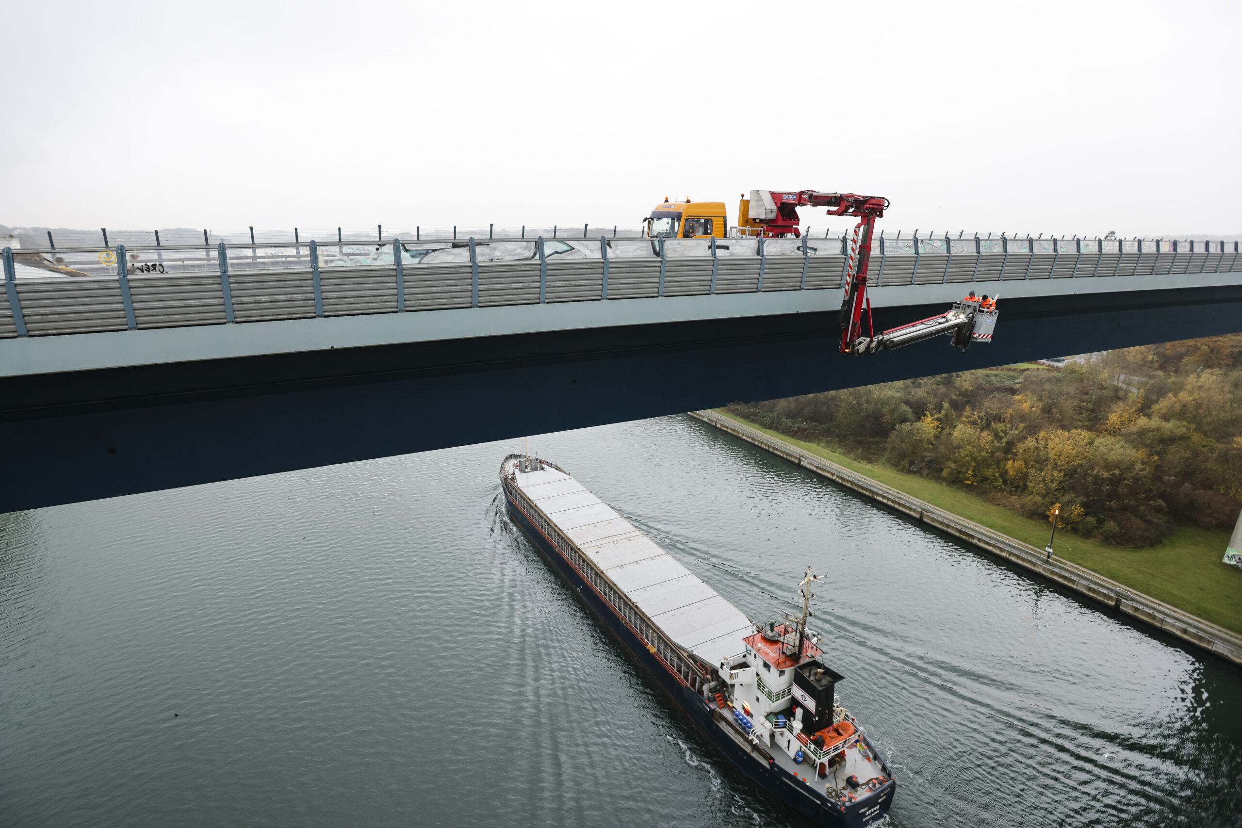 Experten untersuchen die gesperrte Holtenauer Prinz-Heinrich-Hochbrücke in Kiel