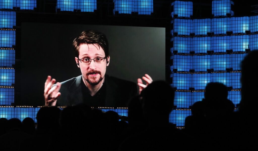 US-Whistleblower Edward Snowden spricht auf einer Konferenz per Videoschalte zu den Teilnehmern.