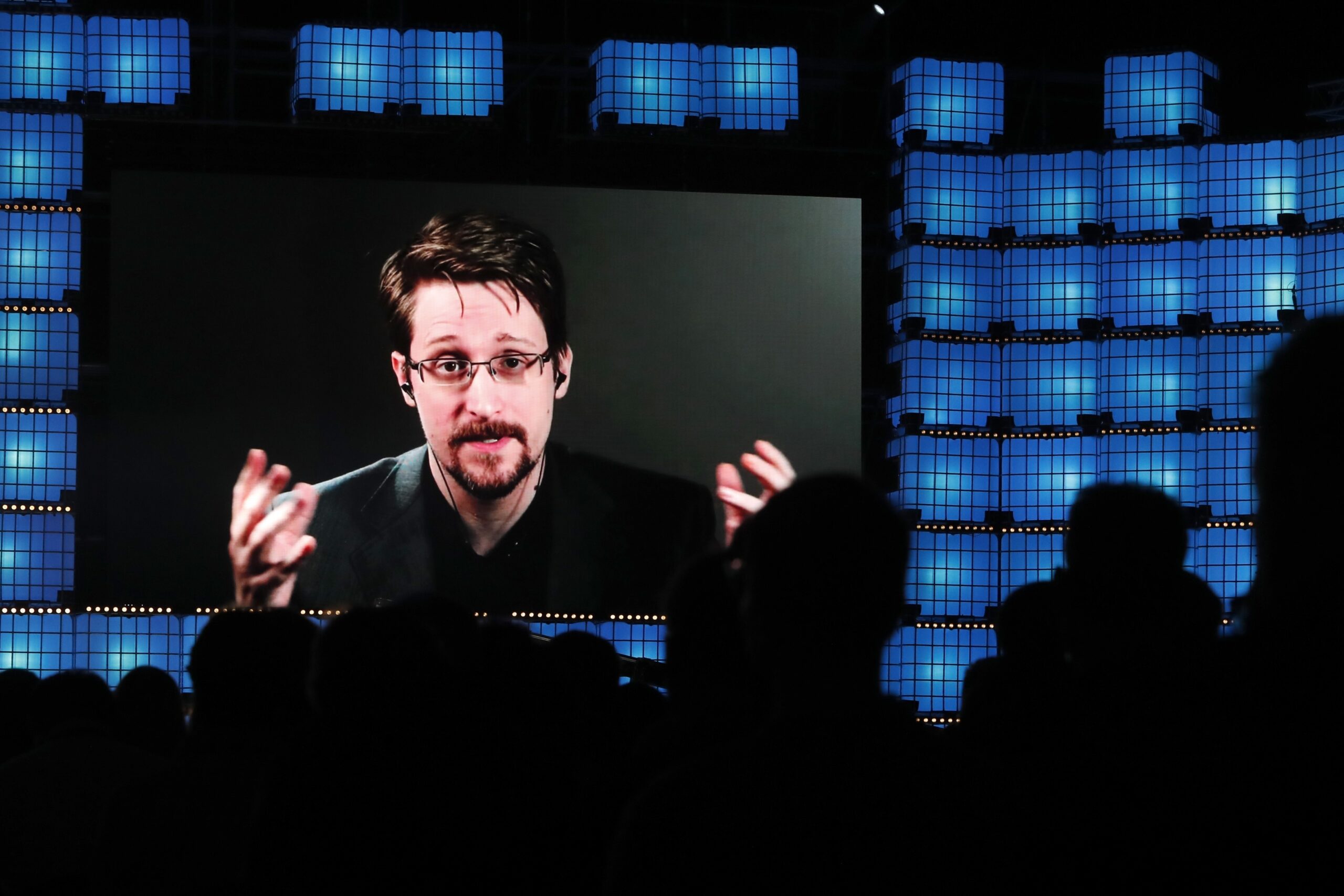 US-Whistleblower Edward Snowden spricht auf einer Konferenz per Videoschalte zu den Teilnehmern.