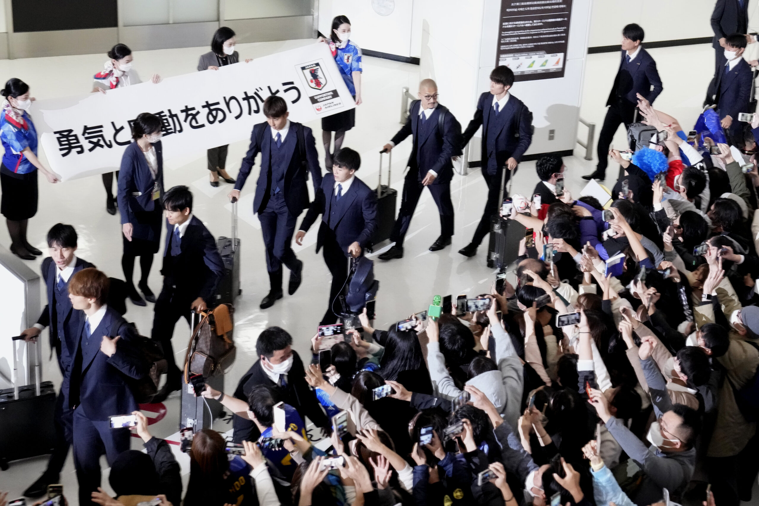 Japaner werden hier von Fans am Flughafen empfangen