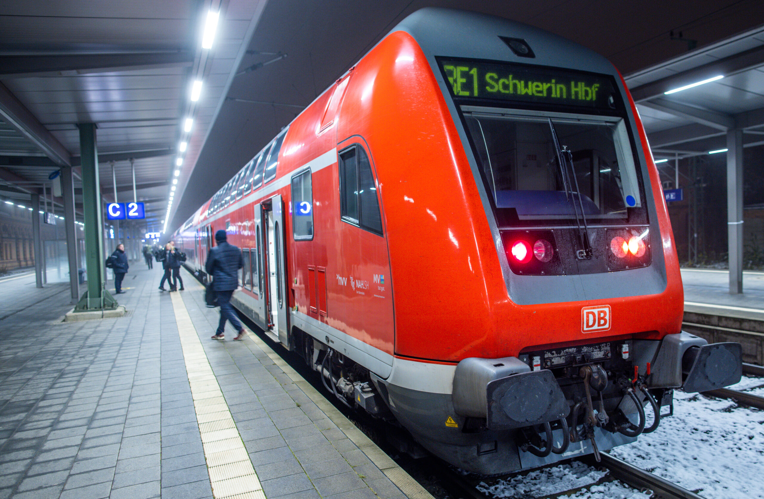Ein Regionalzug ist am Freitag zwischen Rostock und Schwerin liegen geblieben. (Symbolbild)