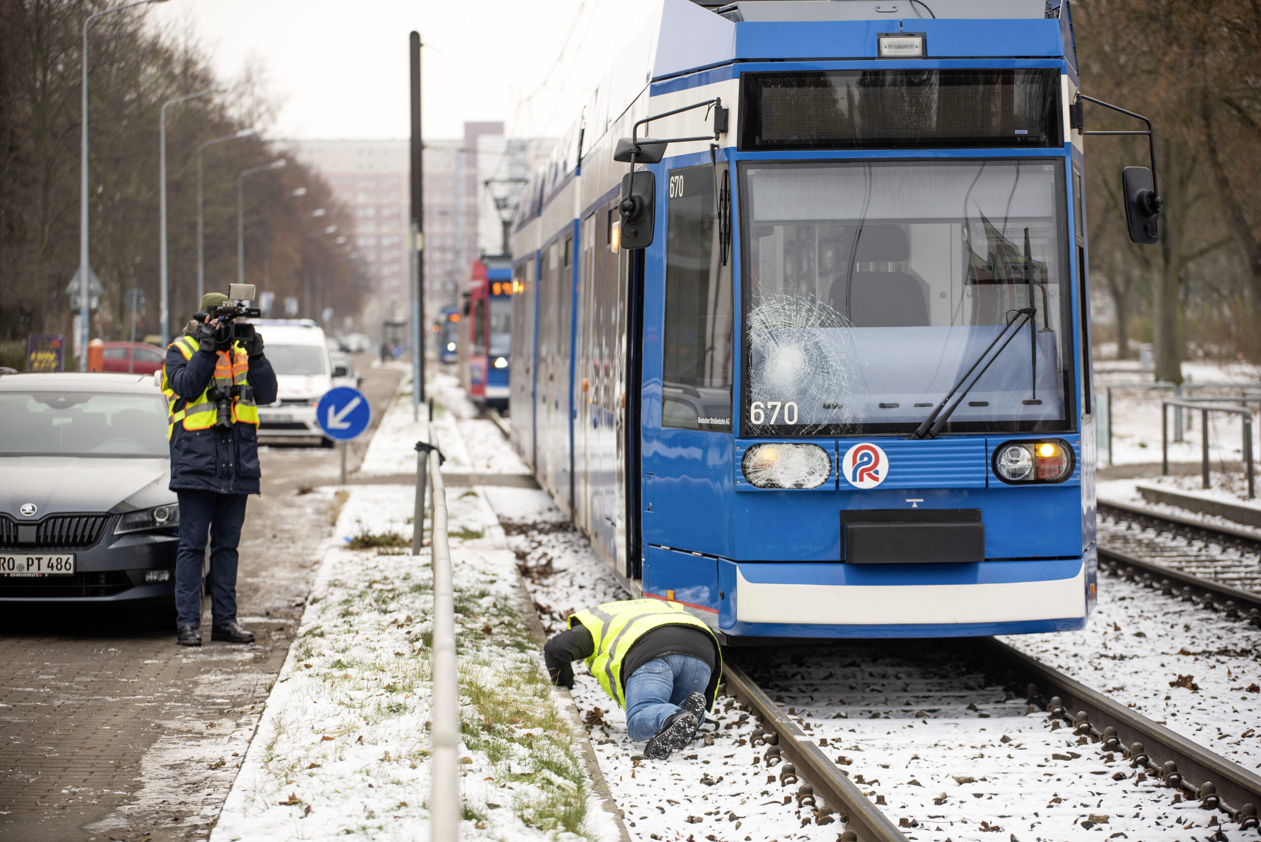 Sachverständige untersuchen die Straßenbahn in Rostock, die eine 85 Jahre alte Frau tödlich erfasst hat.