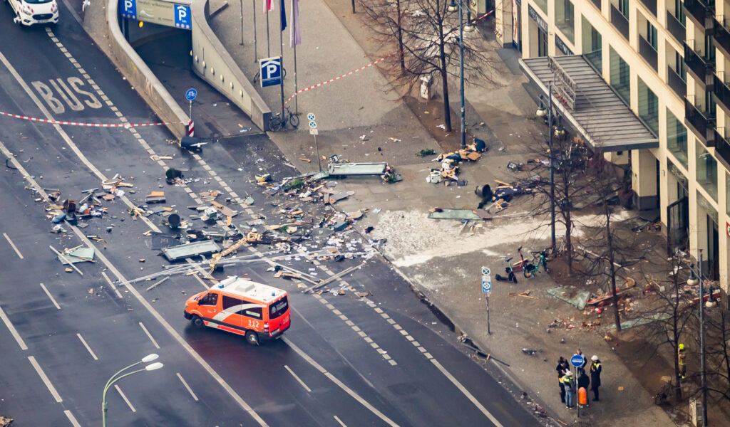 Trümmer liegen vor dem Hotel auf der Karl-Liebknecht-Straße in Berlin.