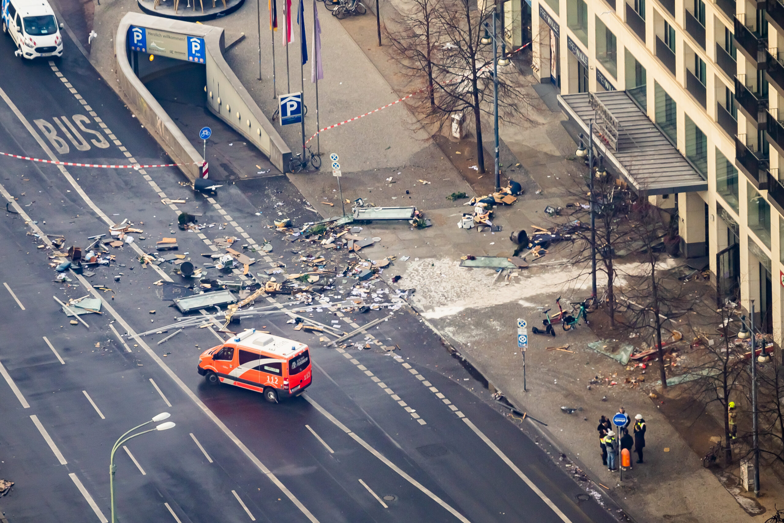 Trümmer liegen vor dem Hotel auf der Karl-Liebknecht-Straße in Berlin.