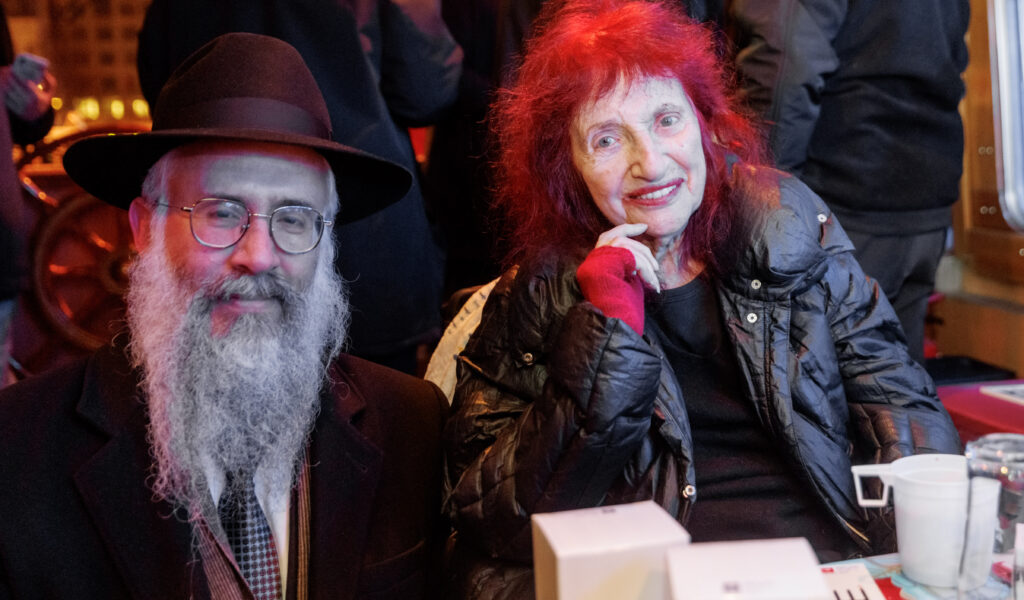 Landesrabbiner Shlomo Bistritzky und die Schriftstellerin Peggy Parnass nehmen an der Hamburger Chanukka-Alsterrundfahrt „Light of Dance“ zur friedlichen Verständigung Menschen aller Religionen teil.