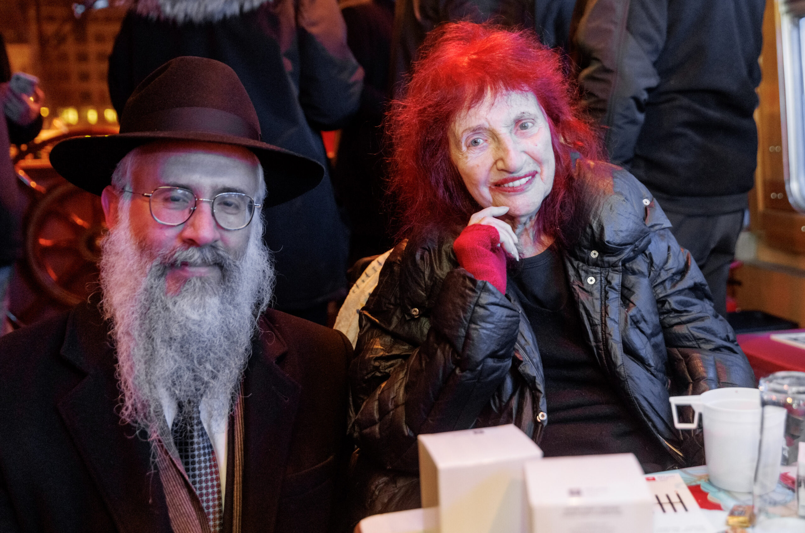 Landesrabbiner Shlomo Bistritzky und die Schriftstellerin Peggy Parnass nehmen an der Hamburger Chanukka-Alsterrundfahrt „Light of Dance“ zur friedlichen Verständigung Menschen aller Religionen teil.