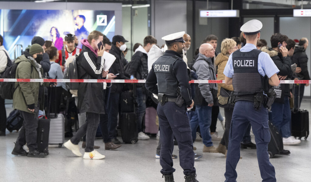 Passagiere und Polizisten am Frankfurter Flughafen