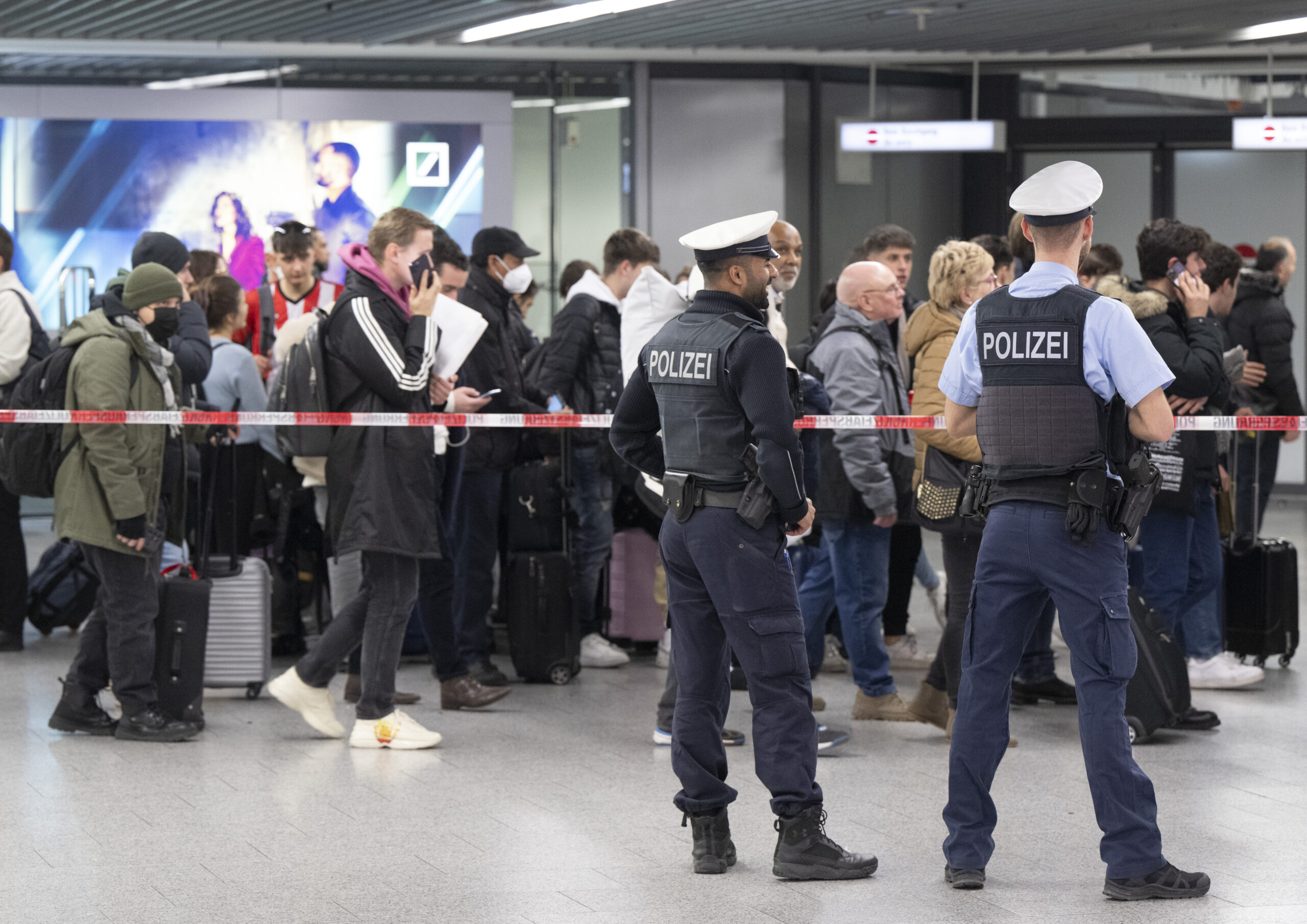 Passagiere und Polizisten am Frankfurter Flughafen