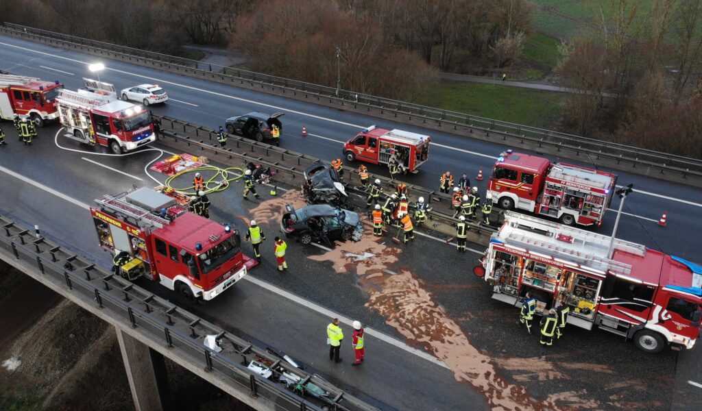 Zwei zerstörte Pkw stehen nach einem Frontalzusammenstoß bei dem drei Menschen starben, auf der Autobahn 38.