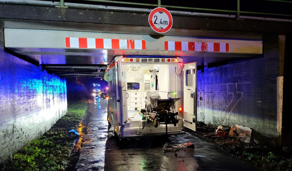 Ein Rettungswagen steht eingeklemmt in einer Unterführung. Beim Unfall eines Rettungswagens in Haren (Landkreis Emsland) sind drei Menschen leicht verletzt worden.