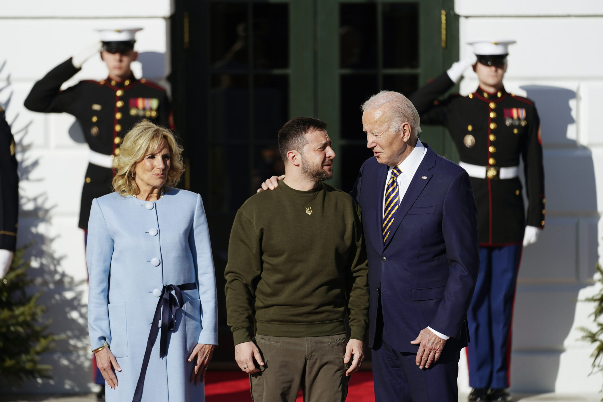 Biden legt Selenskyj in Washington den Arm um die Schulter, daneben Bidens Frau Jill