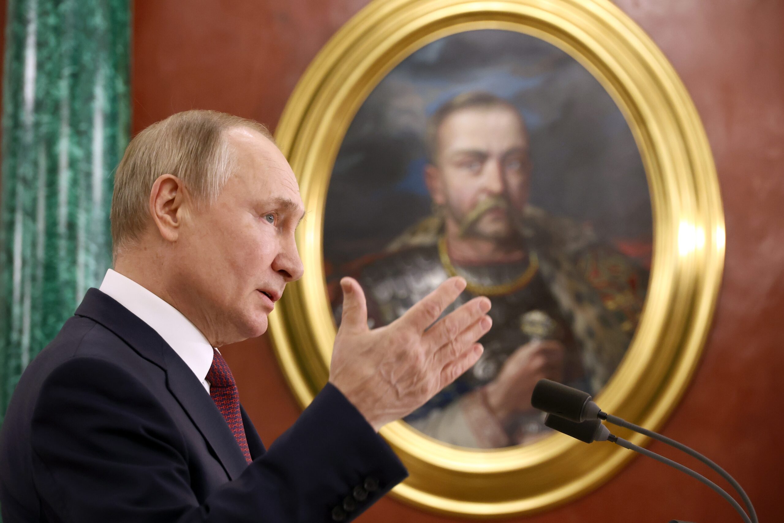 Wladimir Putin bei einer Rede im Kreml: Von beiden Seiten soll wohl am (militärisch) glücklosen Präsidenten gezerrt werden.