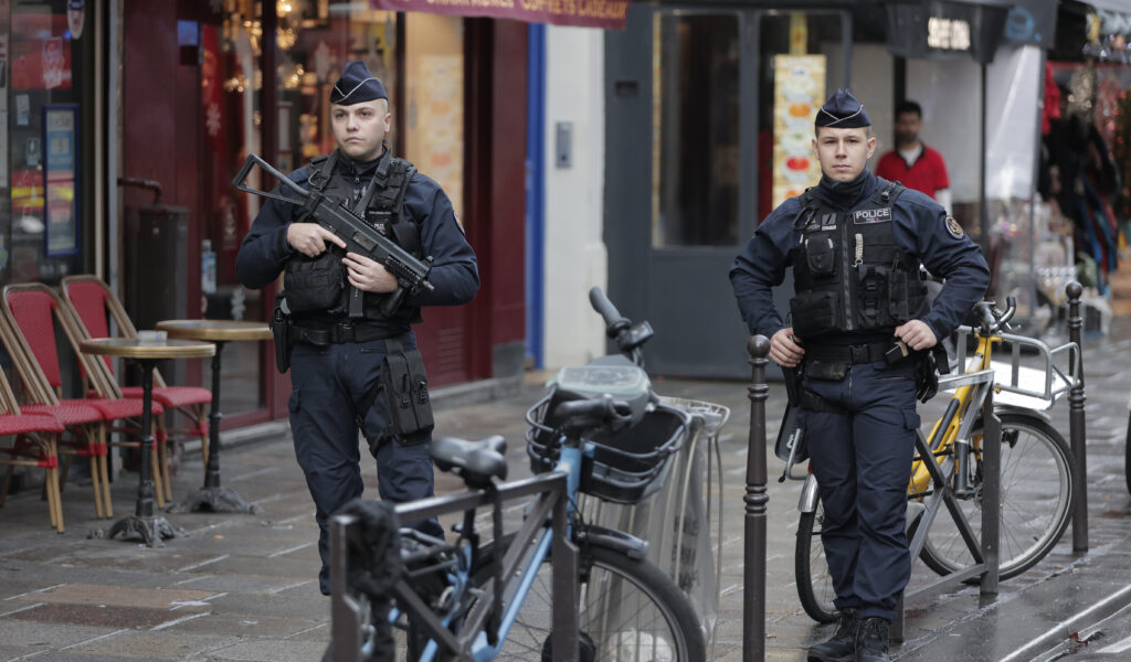 Französische Polizeibeamte am Tatort, nachdem in der Rue d'Enghien im 10. Arrondissement Schüsse abgefeuert wurden.