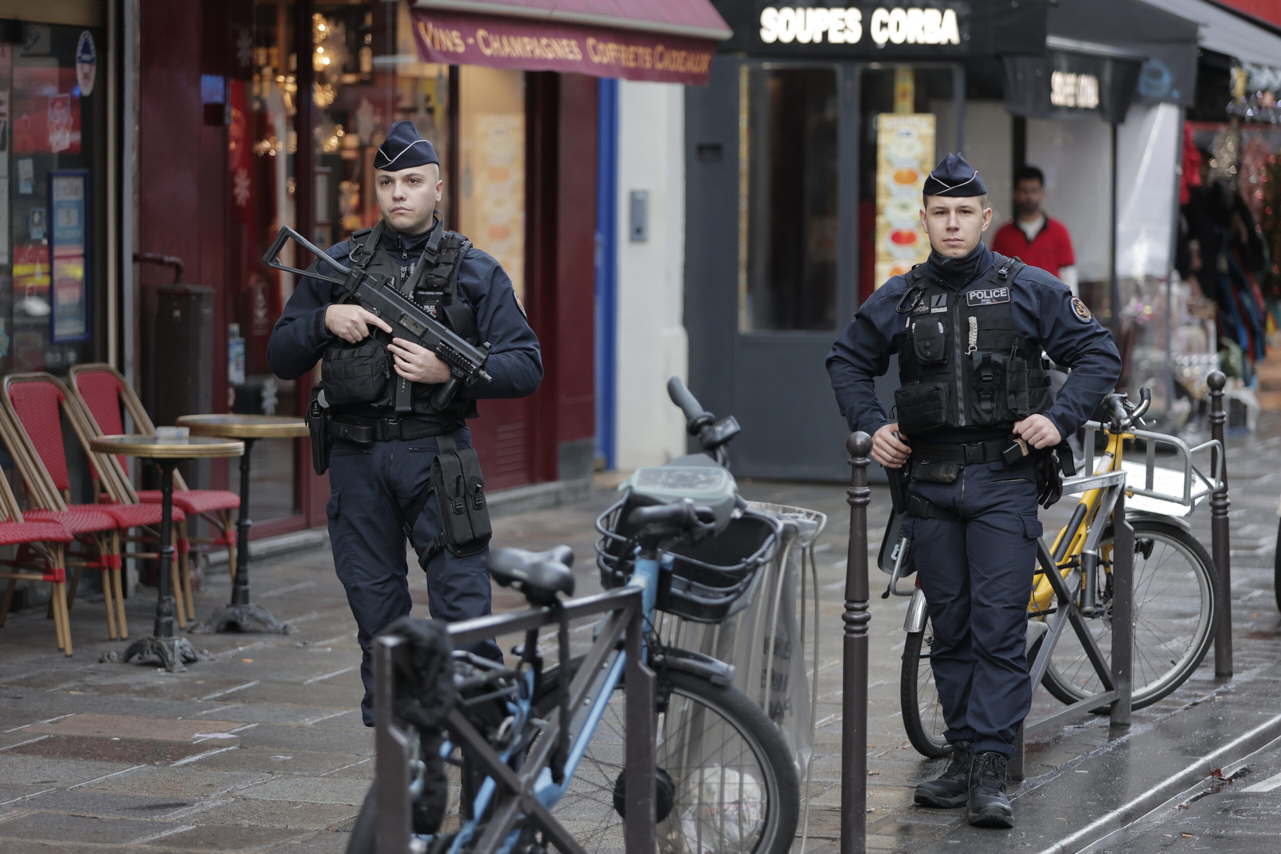Französische Polizeibeamte am Tatort, nachdem in der Rue d'Enghien im 10. Arrondissement Schüsse abgefeuert wurden.