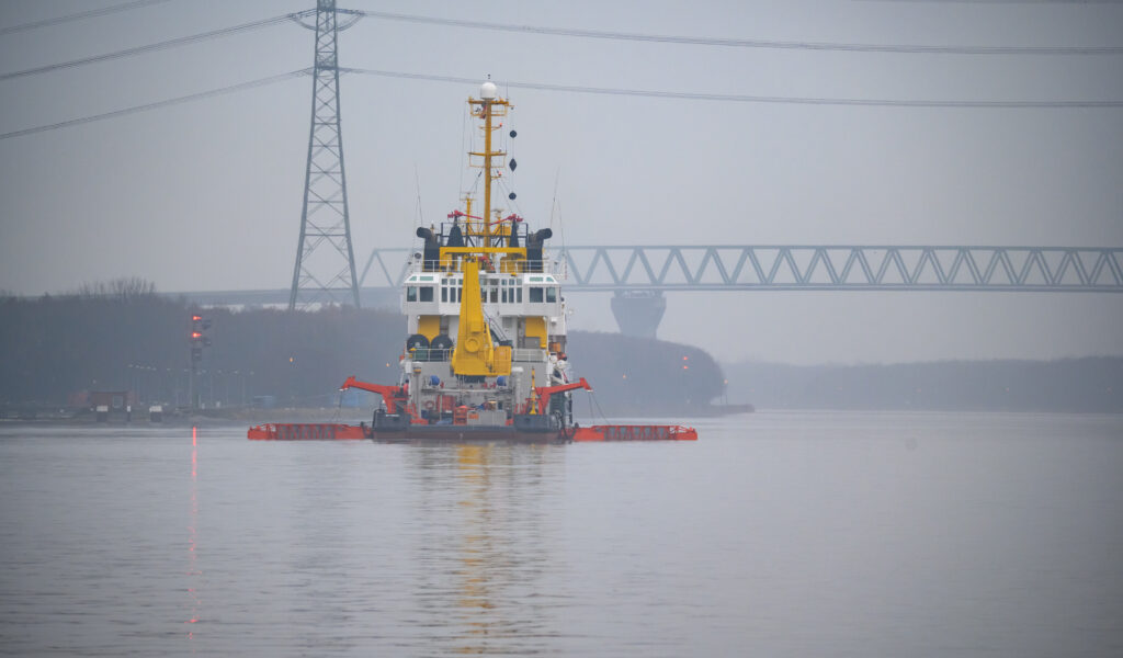 Das Schadstoffunfall-Bekämpfungsschiff Scharhörn fährt am 1. Weihnachtsfeiertag wieder über das Wasser, um das Öl aufzunehmen.