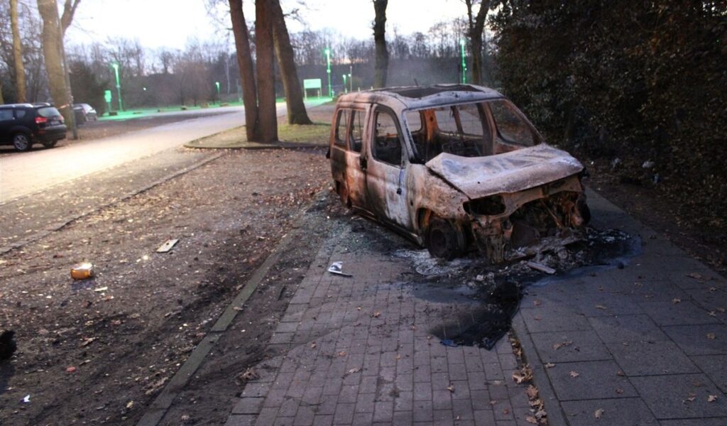 Der ausgebrannte Citroen in Duisburg. In dem Auto war die verbrannte Leiche eines Mannes gefunden worden. Was geschah ist noch vollkommen unklar.