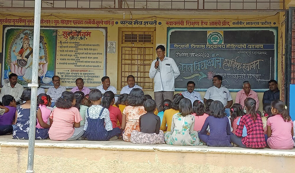Dorfchef Vijay Mohite erklärt Schulkindern im indischen Dorf Mohityanche Vadgaon die Bedeutung der täglichen Offline-Zeit.
